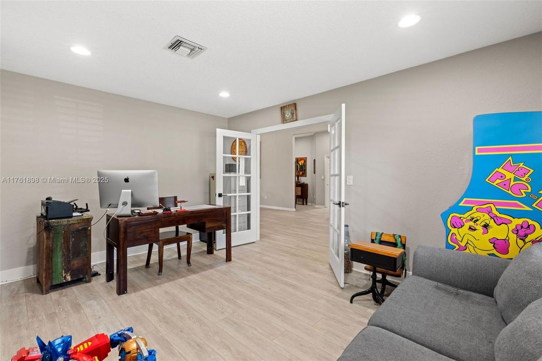 最近售出: $1,250,000 (4 贝兹, 3 浴室, 3007 平方英尺)