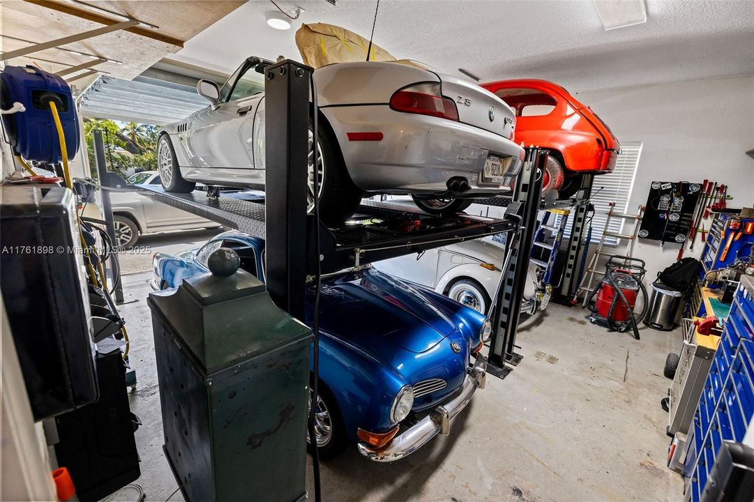 Garage with lifts for 2 additional cars