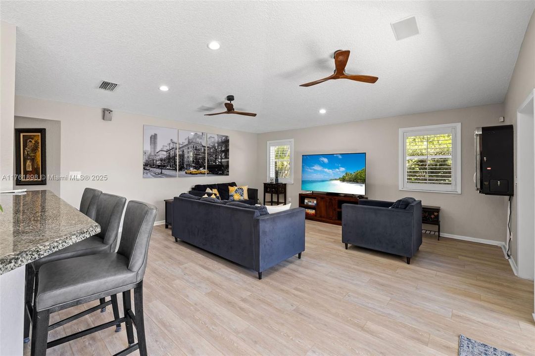 最近售出: $1,250,000 (4 贝兹, 3 浴室, 3007 平方英尺)