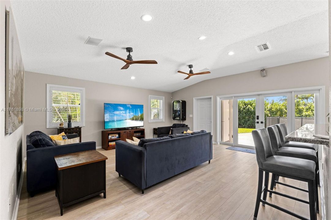 最近售出: $1,250,000 (4 贝兹, 3 浴室, 3007 平方英尺)