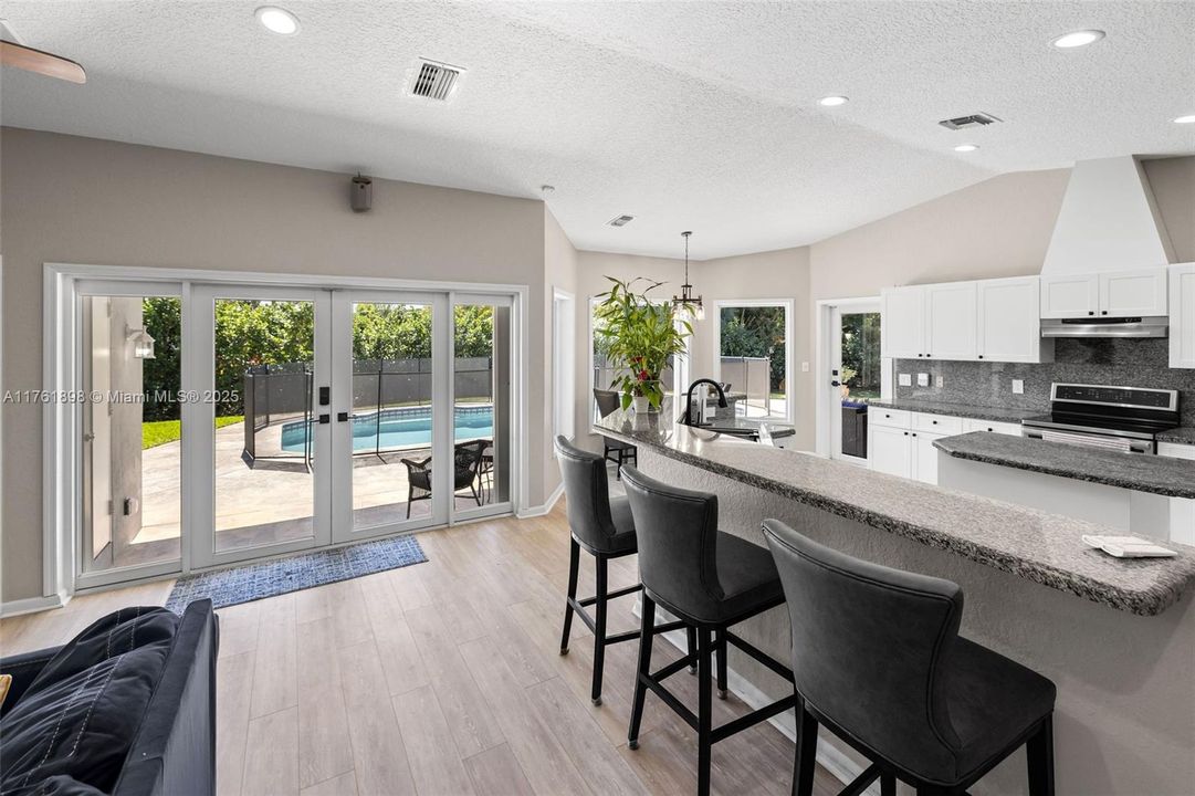 最近售出: $1,250,000 (4 贝兹, 3 浴室, 3007 平方英尺)