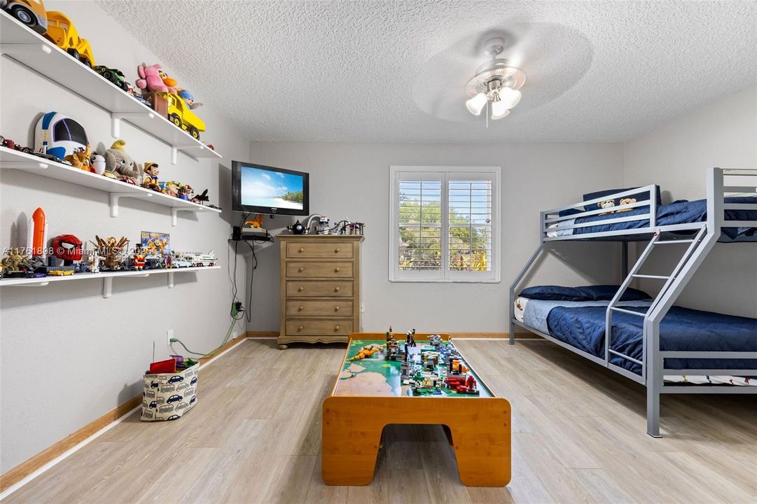 最近售出: $1,250,000 (4 贝兹, 3 浴室, 3007 平方英尺)