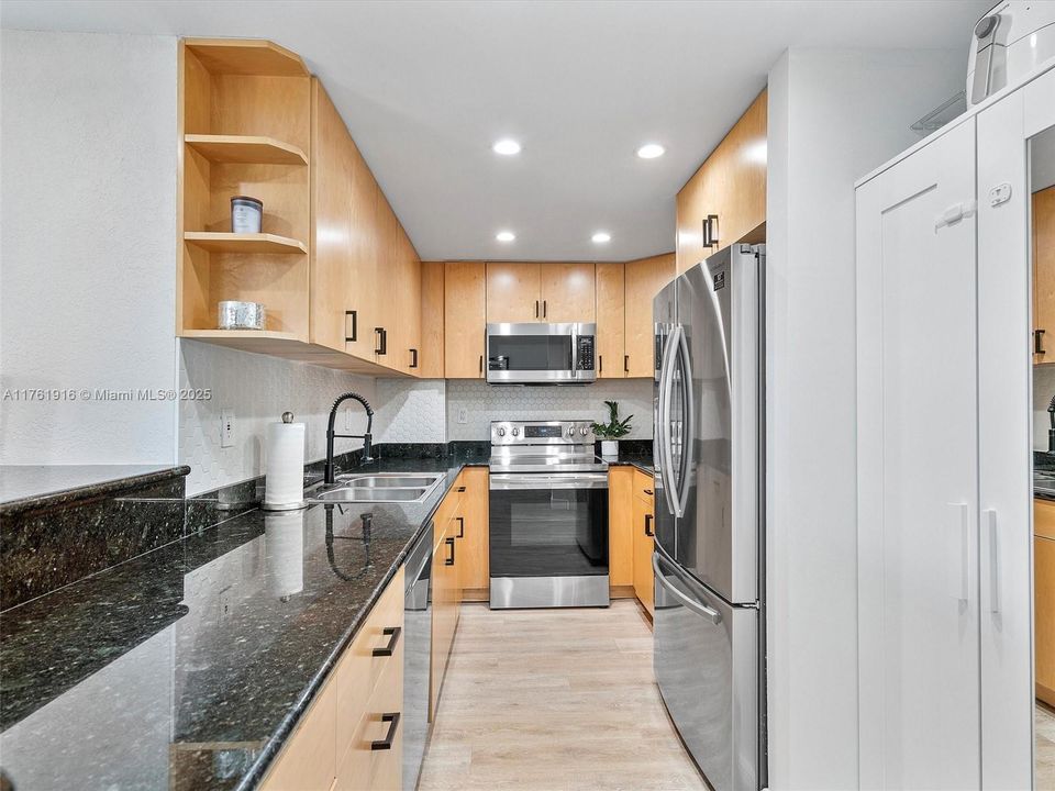 Vendido Recientemente: $559,770 (2 camas, 2 baños, 1335 Pies cuadrados)