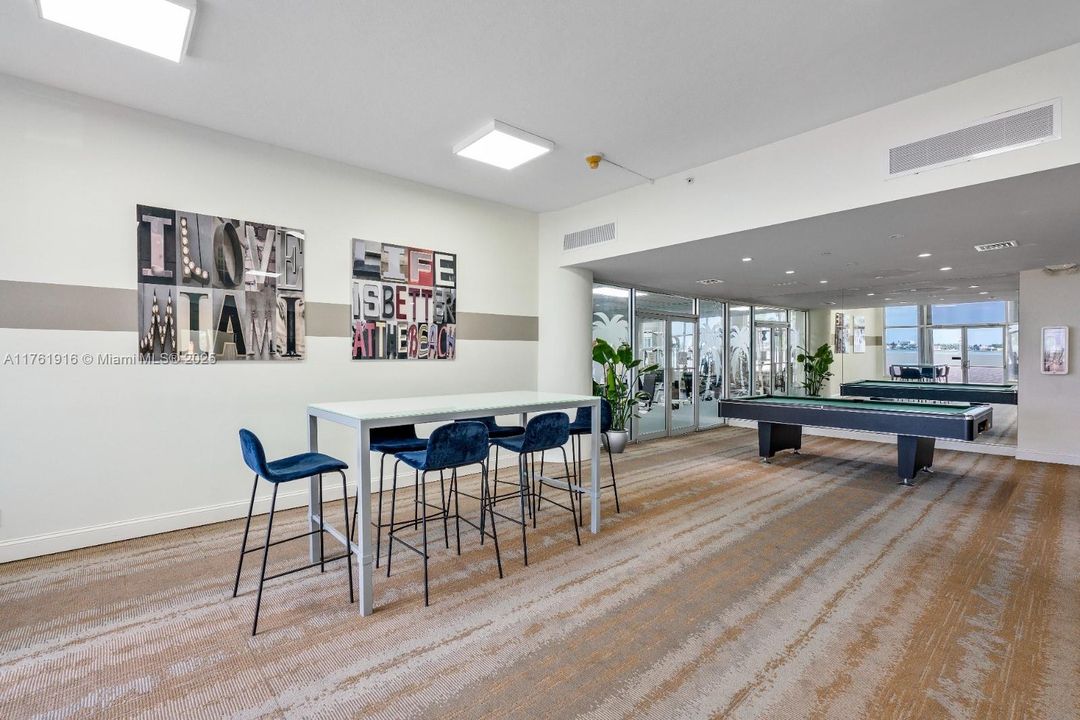 Vendido Recientemente: $559,770 (2 camas, 2 baños, 1335 Pies cuadrados)