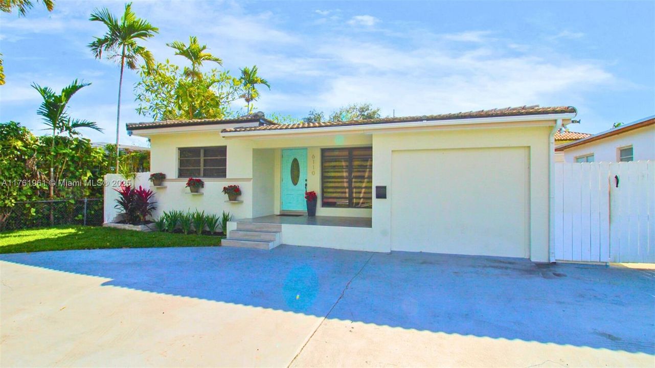 最近售出: $950,000 (3 贝兹, 3 浴室, 1634 平方英尺)