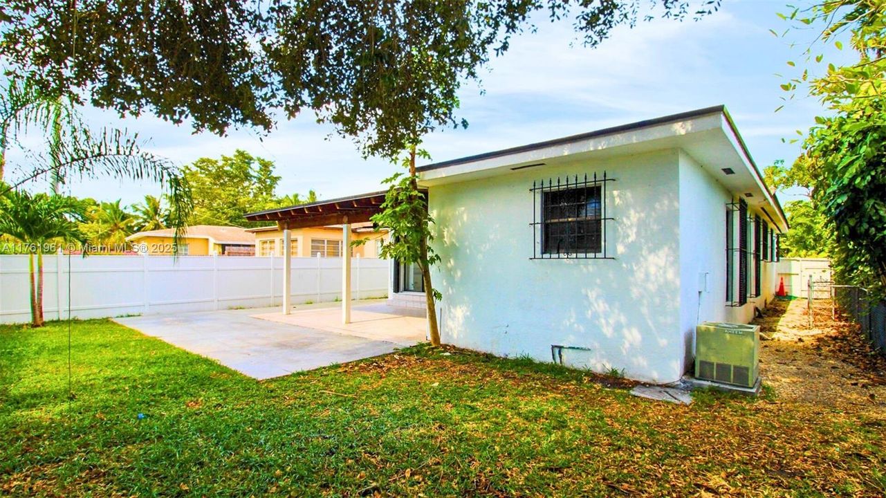 最近售出: $950,000 (3 贝兹, 3 浴室, 1634 平方英尺)