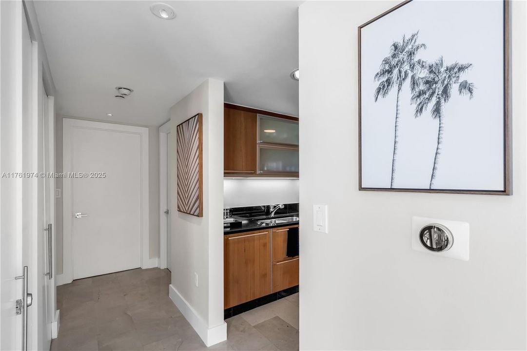 For Sale: $2,850,000 (2 beds, 2 baths, 1162 Square Feet)