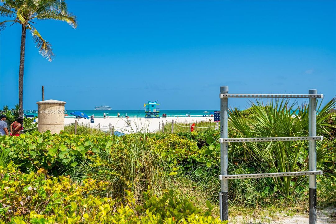 For Sale: $2,850,000 (2 beds, 2 baths, 1162 Square Feet)