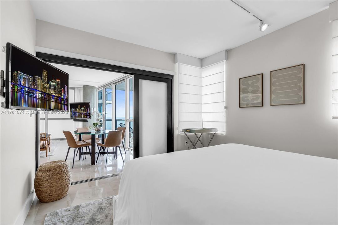 For Sale: $2,850,000 (2 beds, 2 baths, 1162 Square Feet)