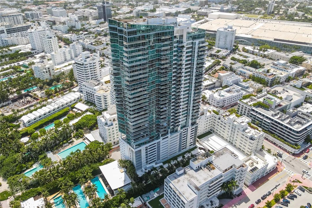 For Sale: $2,850,000 (2 beds, 2 baths, 1162 Square Feet)