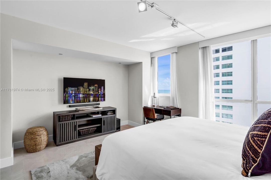 For Sale: $2,850,000 (2 beds, 2 baths, 1162 Square Feet)