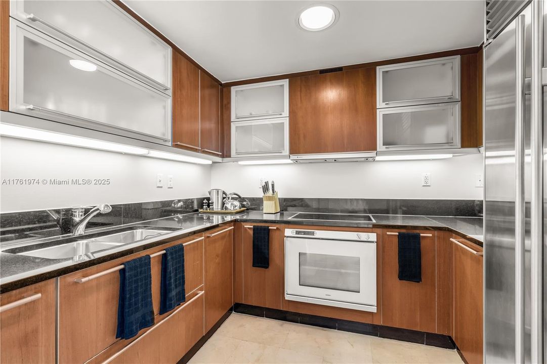 For Sale: $2,850,000 (2 beds, 2 baths, 1162 Square Feet)