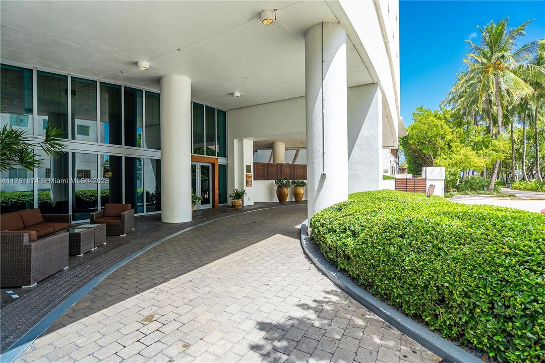 For Sale: $2,850,000 (2 beds, 2 baths, 1162 Square Feet)