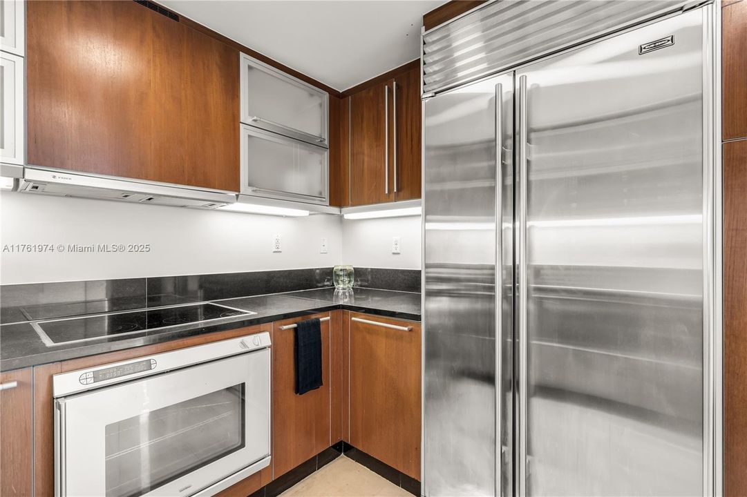 For Sale: $2,850,000 (2 beds, 2 baths, 1162 Square Feet)