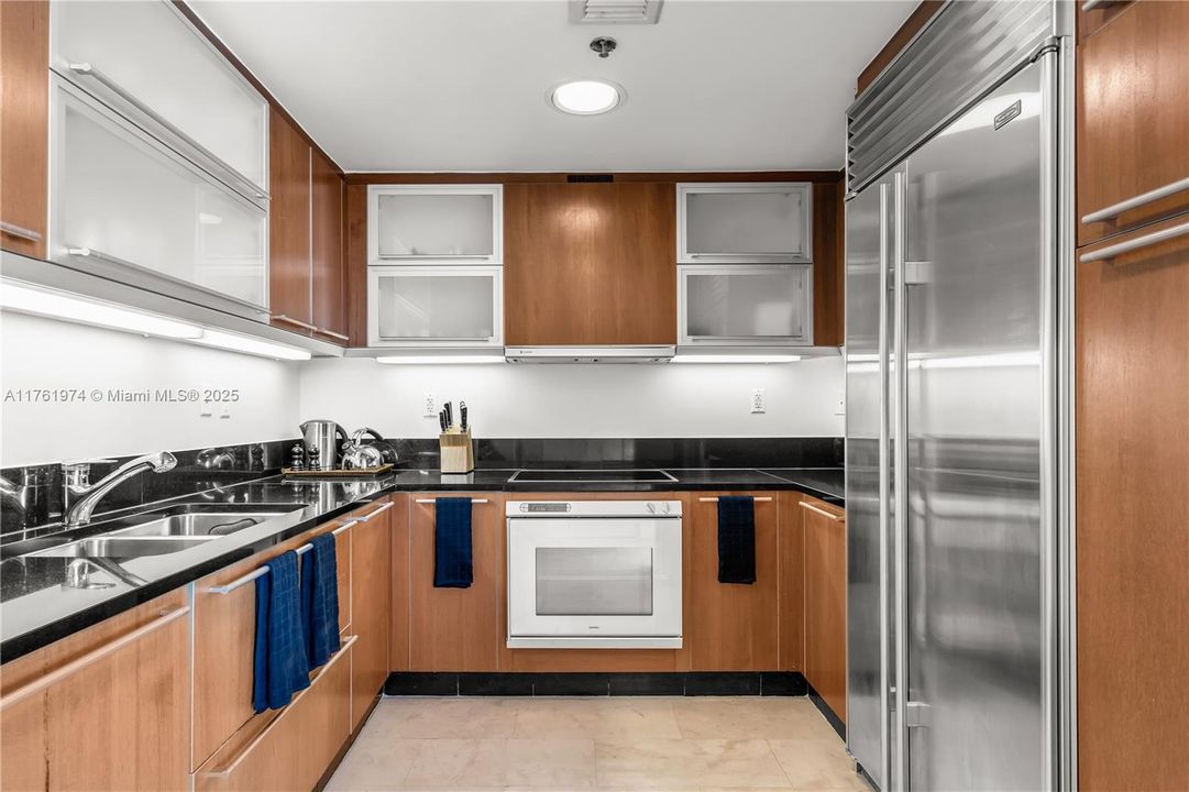For Sale: $2,850,000 (2 beds, 2 baths, 1162 Square Feet)