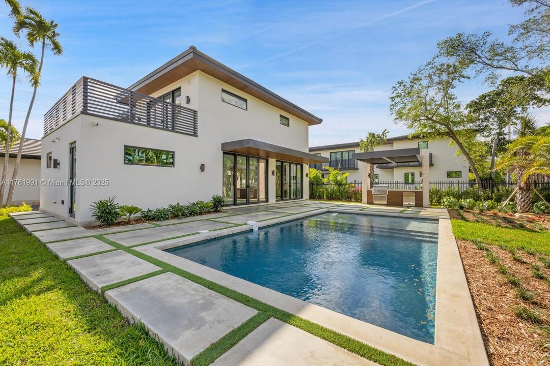 Vendido Recientemente: $4,150,000 (6 camas, 5 baños, 3999 Pies cuadrados)