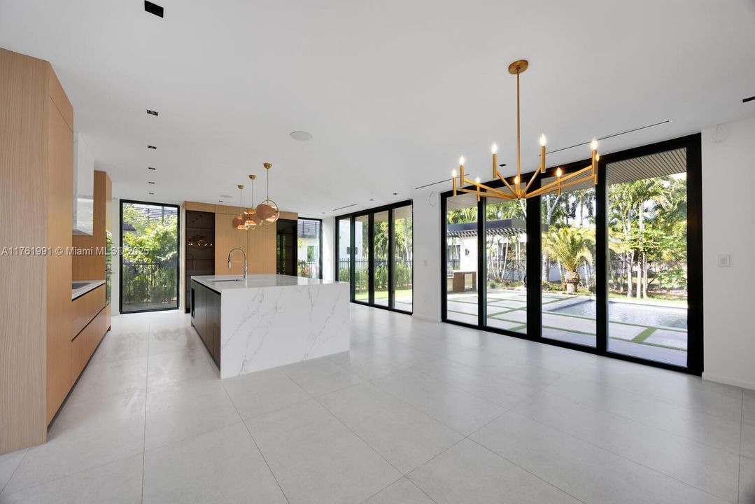 Vendido Recientemente: $4,150,000 (6 camas, 5 baños, 3999 Pies cuadrados)