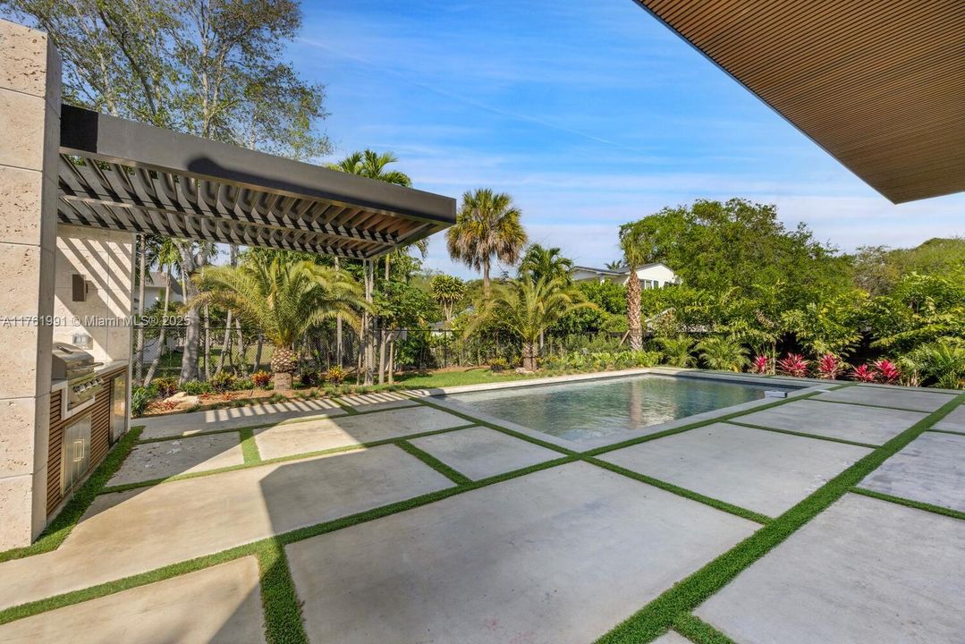 Vendido Recientemente: $4,150,000 (6 camas, 5 baños, 3999 Pies cuadrados)