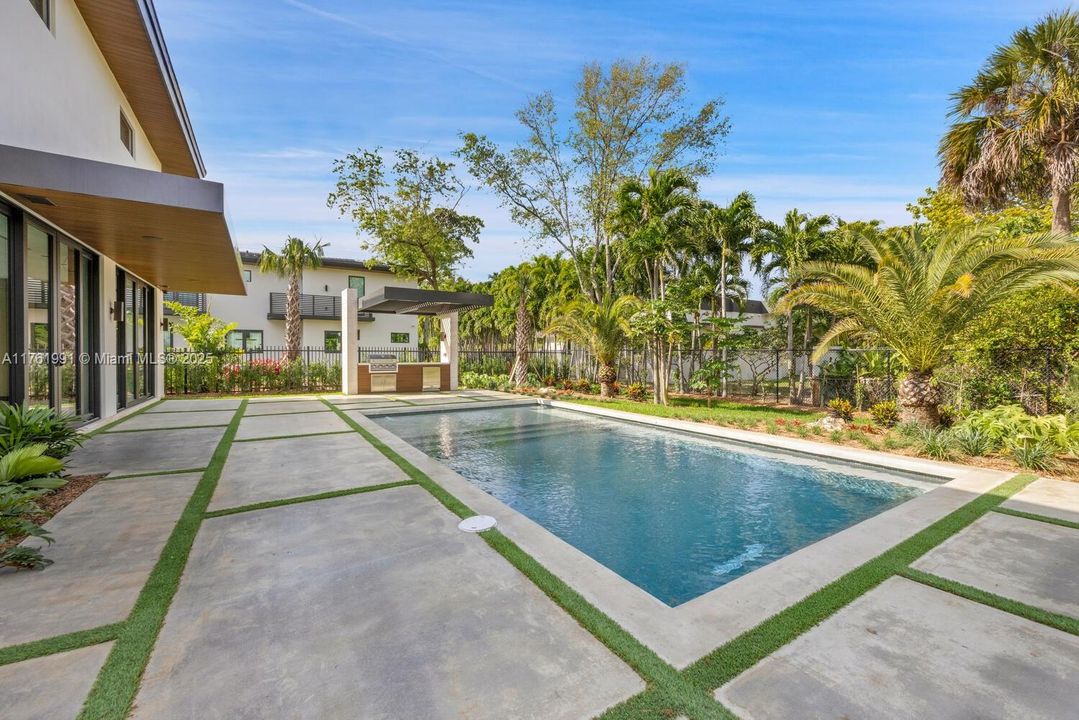 Vendido Recientemente: $4,150,000 (6 camas, 5 baños, 3999 Pies cuadrados)