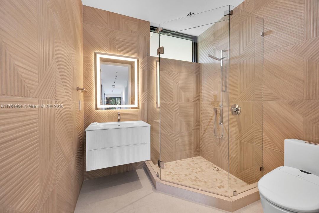 Vendido Recientemente: $4,150,000 (6 camas, 5 baños, 3999 Pies cuadrados)