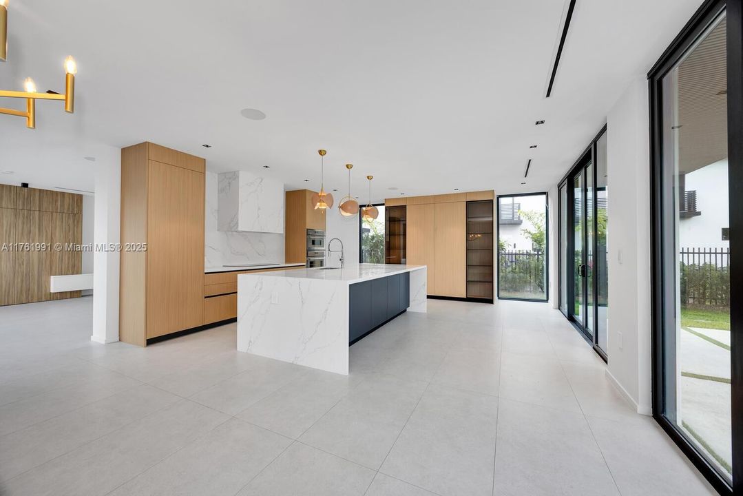 Vendido Recientemente: $4,150,000 (6 camas, 5 baños, 3999 Pies cuadrados)