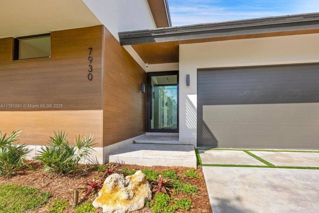 Vendido Recientemente: $4,150,000 (6 camas, 5 baños, 3999 Pies cuadrados)