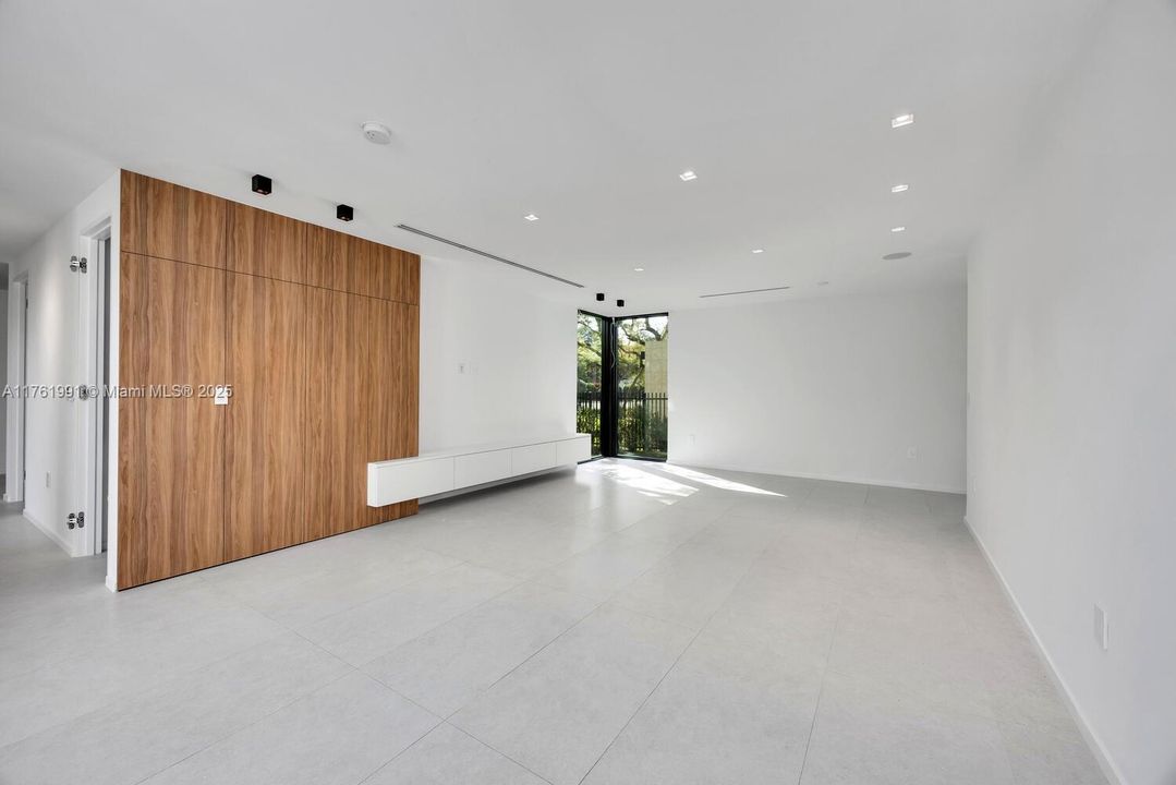 Vendido Recientemente: $4,150,000 (6 camas, 5 baños, 3999 Pies cuadrados)