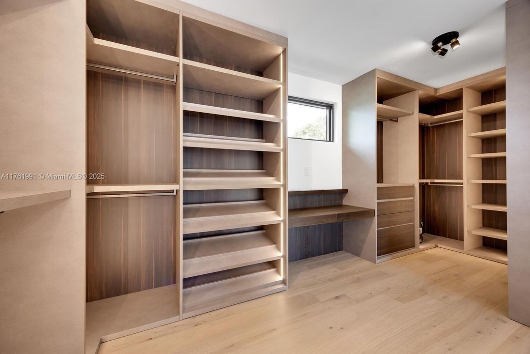 Vendido Recientemente: $4,150,000 (6 camas, 5 baños, 3999 Pies cuadrados)