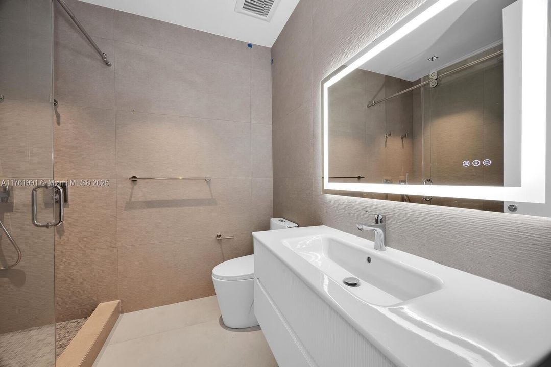 Vendido Recientemente: $4,150,000 (6 camas, 5 baños, 3999 Pies cuadrados)