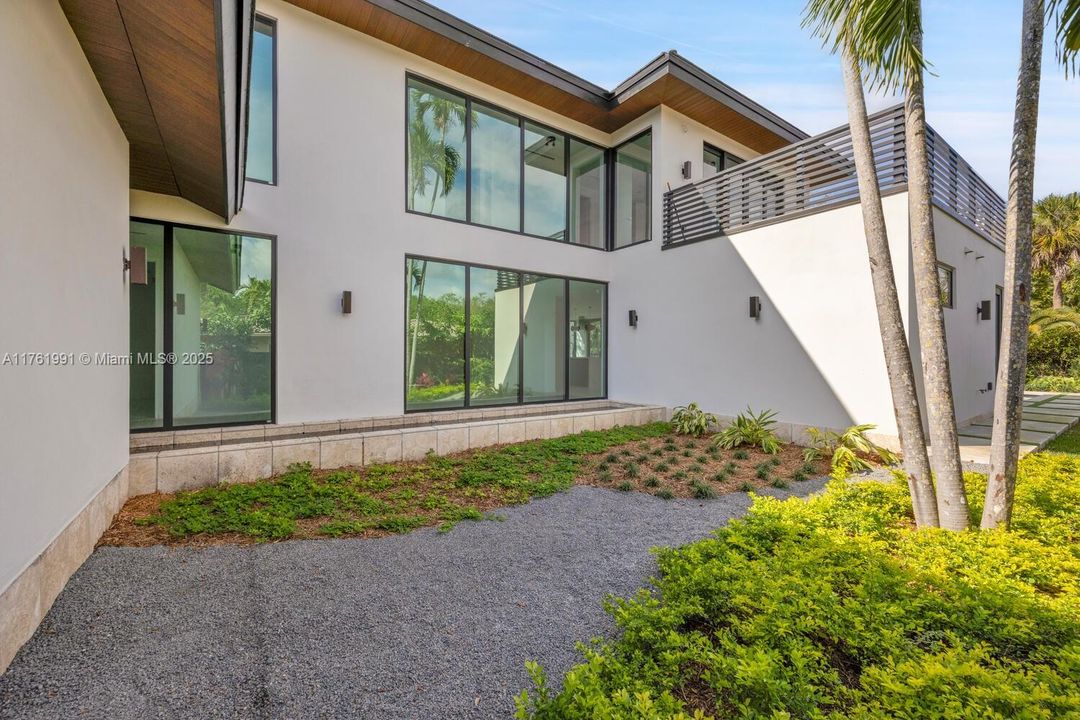 Vendido Recientemente: $4,150,000 (6 camas, 5 baños, 3999 Pies cuadrados)