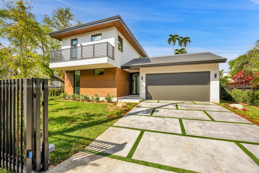 Vendido Recientemente: $4,150,000 (6 camas, 5 baños, 3999 Pies cuadrados)