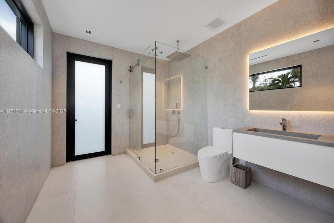 Vendido Recientemente: $4,150,000 (6 camas, 5 baños, 3999 Pies cuadrados)