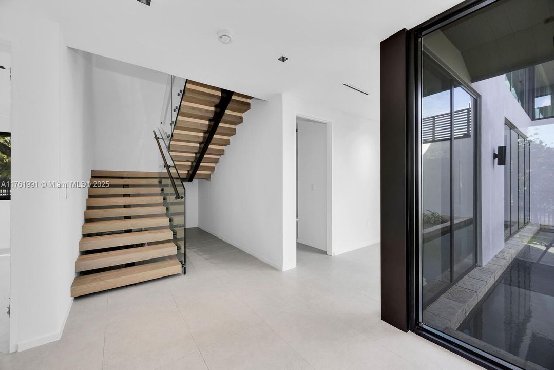 Vendido Recientemente: $4,150,000 (6 camas, 5 baños, 3999 Pies cuadrados)