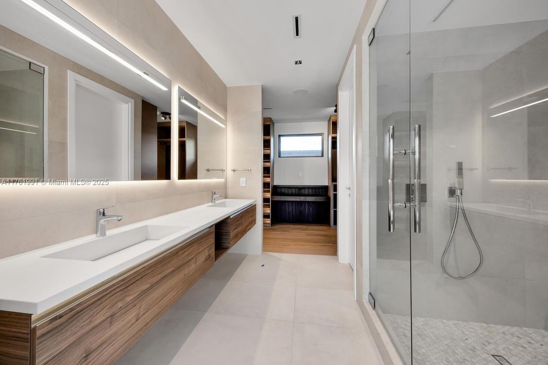 Vendido Recientemente: $4,150,000 (6 camas, 5 baños, 3999 Pies cuadrados)