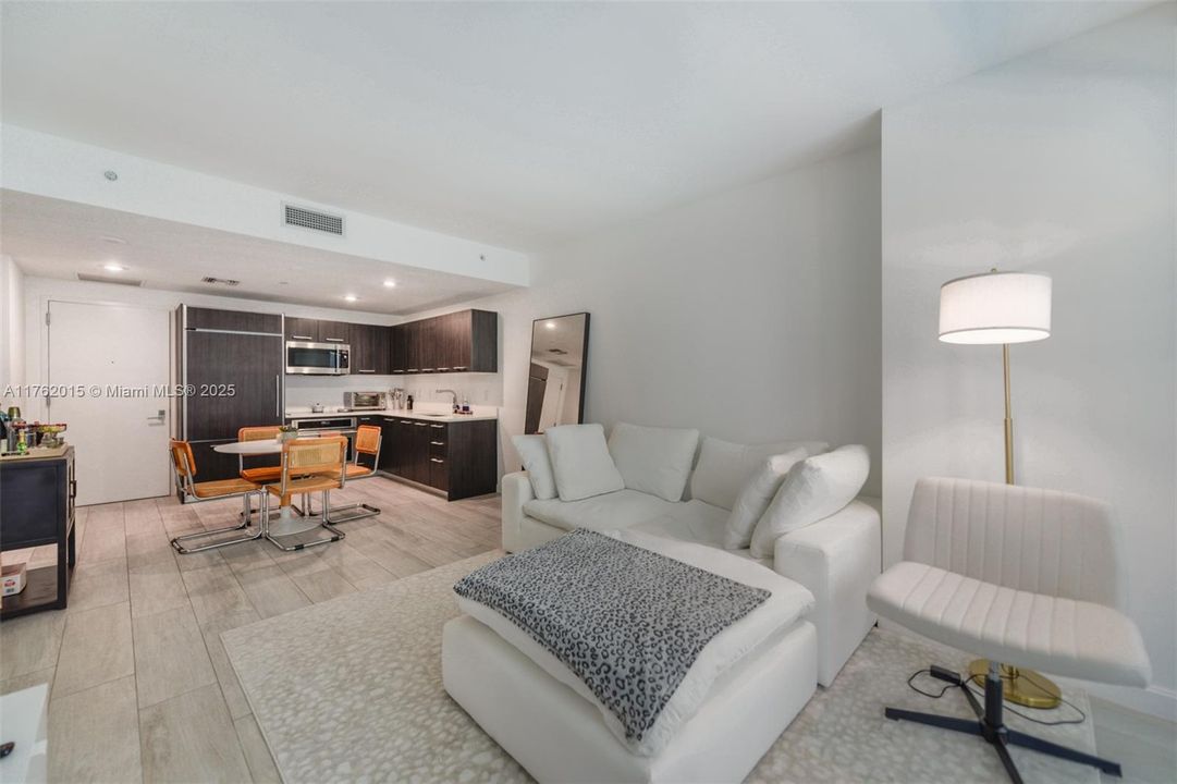 Active With Contract: $475,000 (1 beds, 1 baths, 620 Square Feet)