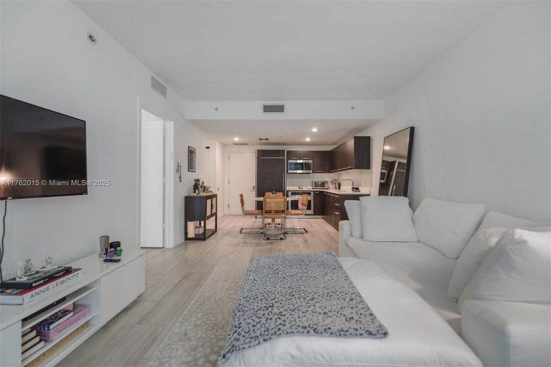 Active With Contract: $475,000 (1 beds, 1 baths, 620 Square Feet)