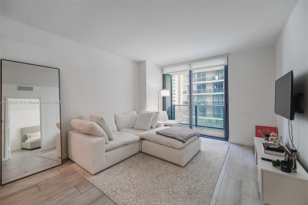 Active With Contract: $475,000 (1 beds, 1 baths, 620 Square Feet)