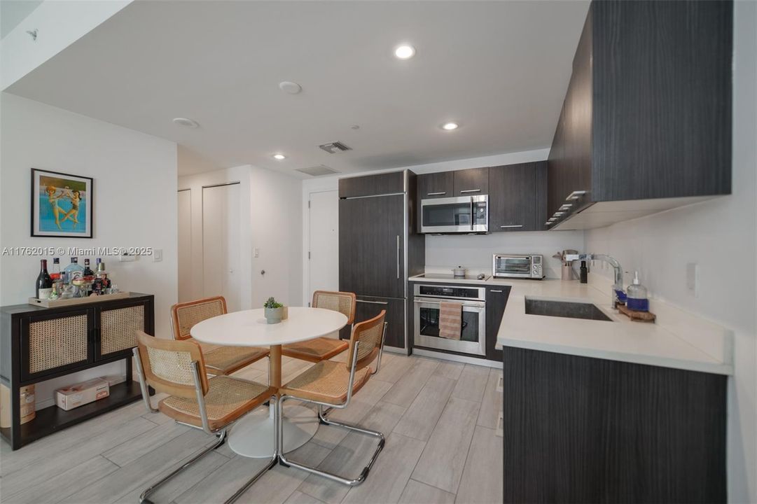Active With Contract: $475,000 (1 beds, 1 baths, 620 Square Feet)