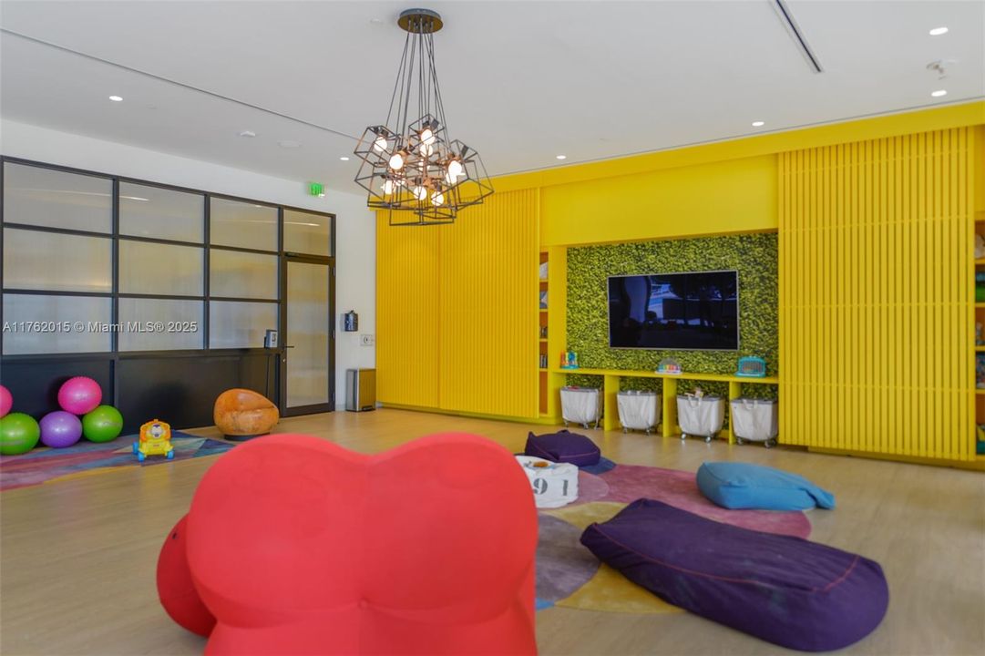 Active With Contract: $475,000 (1 beds, 1 baths, 620 Square Feet)