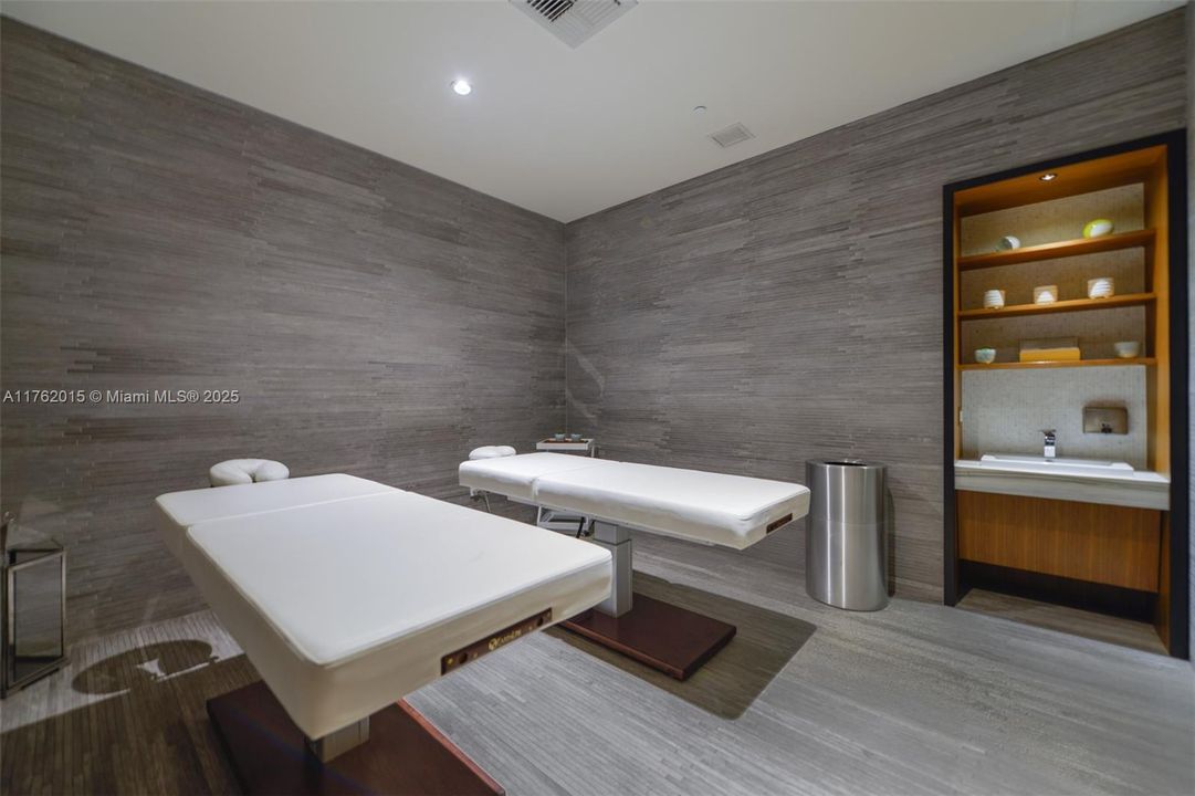 Active With Contract: $475,000 (1 beds, 1 baths, 620 Square Feet)