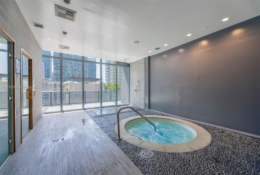 Active With Contract: $475,000 (1 beds, 1 baths, 620 Square Feet)
