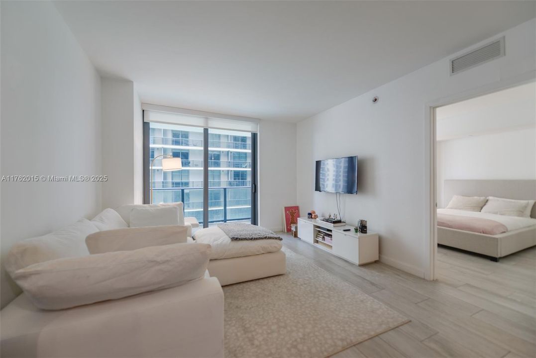 Active With Contract: $475,000 (1 beds, 1 baths, 620 Square Feet)