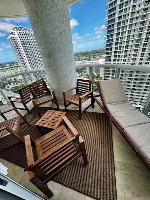 Recently Sold: $1,125,000 (2 beds, 2 baths, 1782 Square Feet)