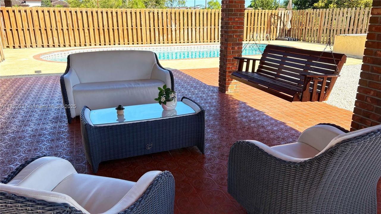 最近售出: $849,900 (3 贝兹, 2 浴室, 2053 平方英尺)