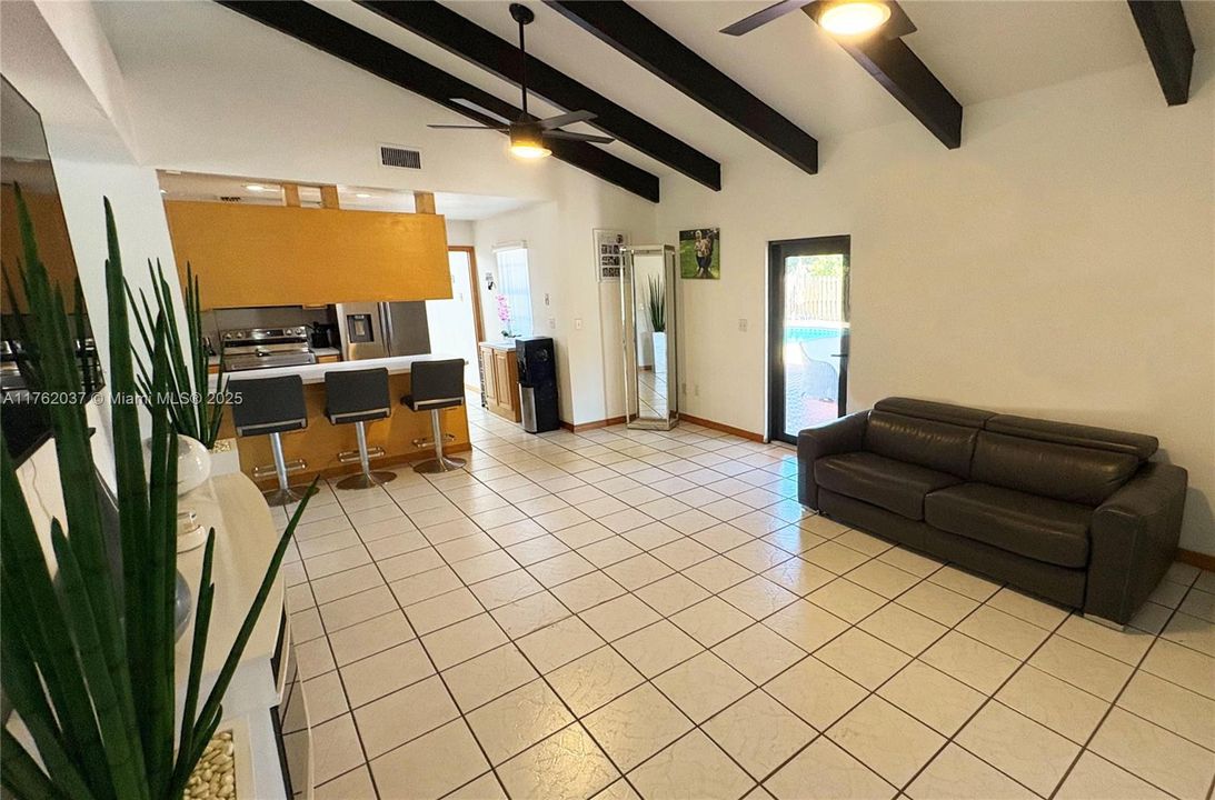 最近售出: $849,900 (3 贝兹, 2 浴室, 2053 平方英尺)