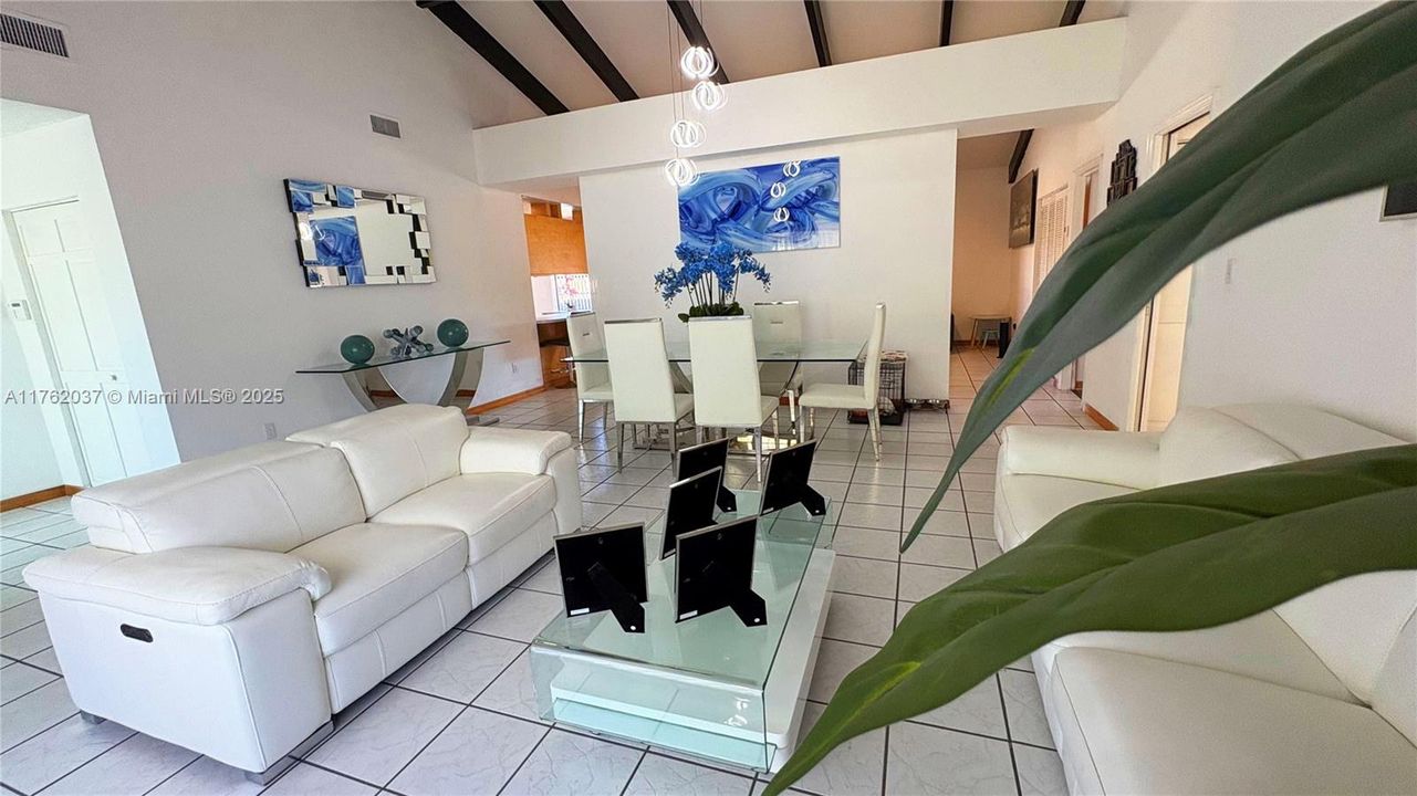 最近售出: $849,900 (3 贝兹, 2 浴室, 2053 平方英尺)