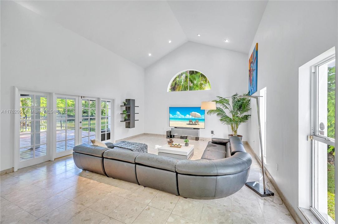 最近售出: $1,650,000 (3 贝兹, 3 浴室, 2768 平方英尺)