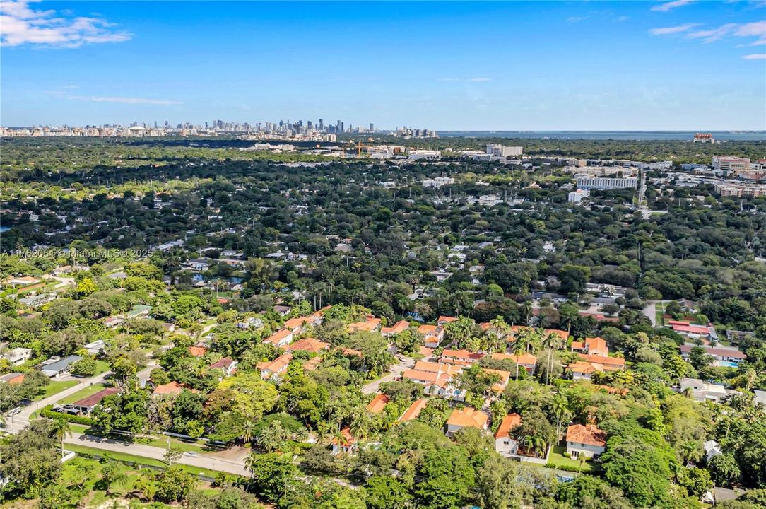 最近售出: $1,650,000 (3 贝兹, 3 浴室, 2768 平方英尺)