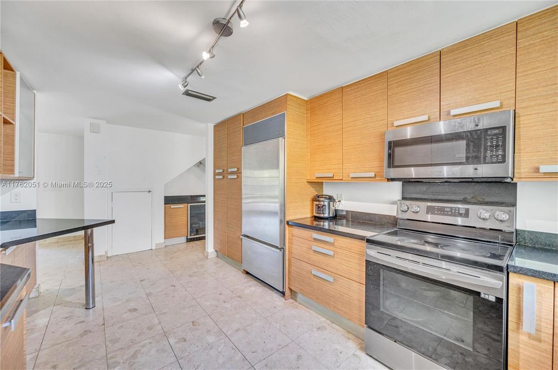 最近售出: $1,650,000 (3 贝兹, 3 浴室, 2768 平方英尺)