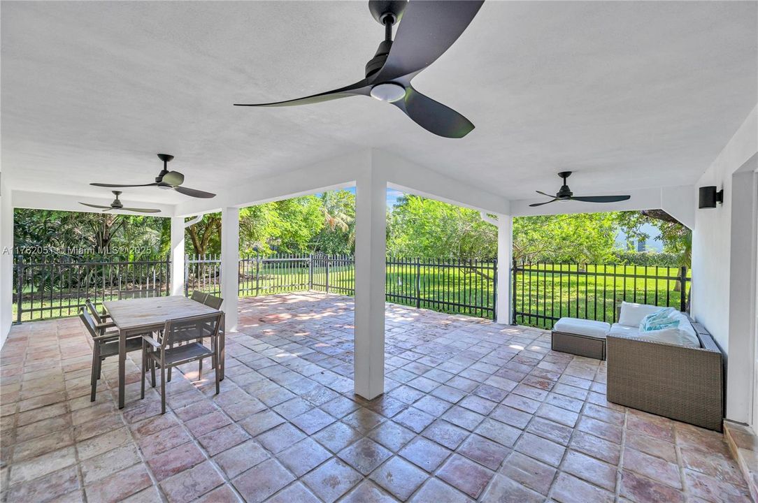 最近售出: $1,650,000 (3 贝兹, 3 浴室, 2768 平方英尺)